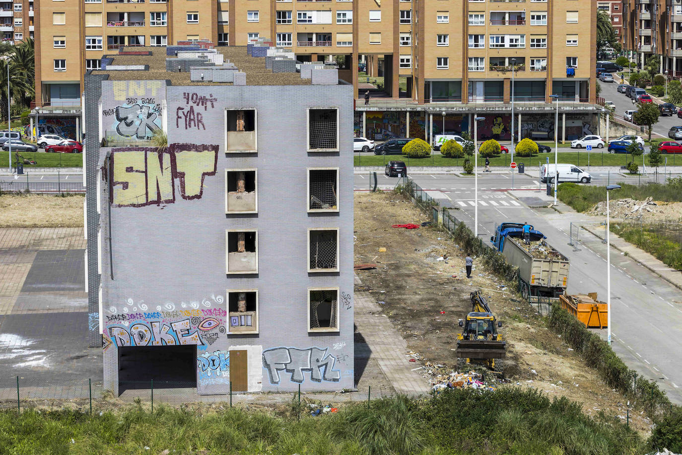 El edificio, abandonado hace casi 20 años, está lleno de grafitis.