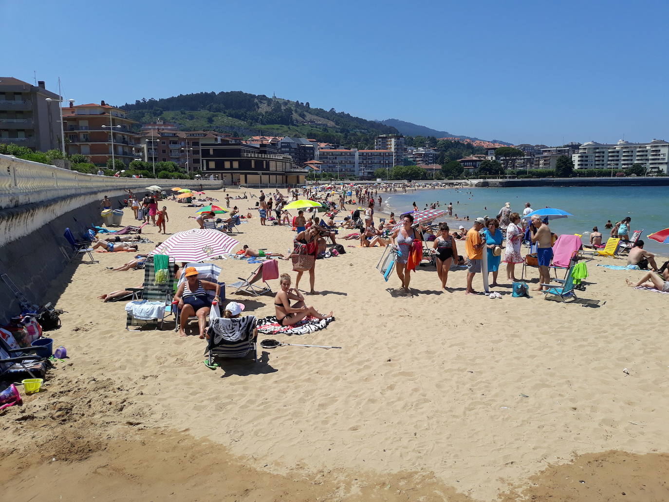 Playa de Brazomar (Castro Urdiales), la última incorporación a la lista de las Banderas Azules de Cantabria.