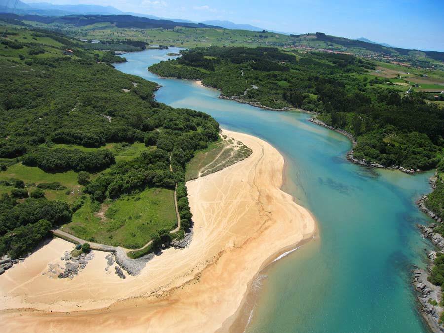 Bellísima vista aérea de la playa de La Arena (Arnuero).