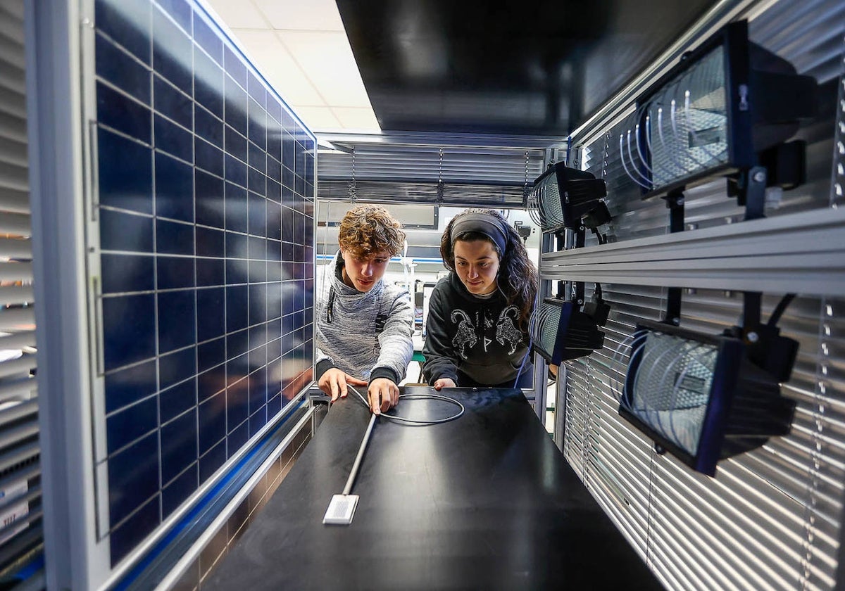 Dos alumnos de la Escuela Politécnica de Ingeniería de Minas y Energía, ubicada en el campus de Torrelavega.