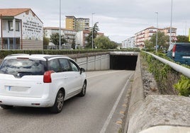 Un vehículo circula hacia el túnel del Barrio Covadonga en Torrelavega.