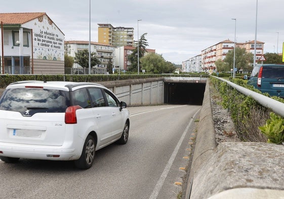 Un vehículo circula hacia el túnel del Barrio Covadonga en Torrelavega.