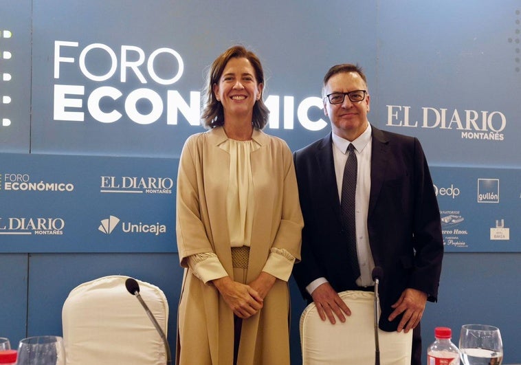 Alejandra Kindelán, presidenta de la Asociación Española de Banca (AEB), y el director de El Diario Montañés, Íñigo Noriega.