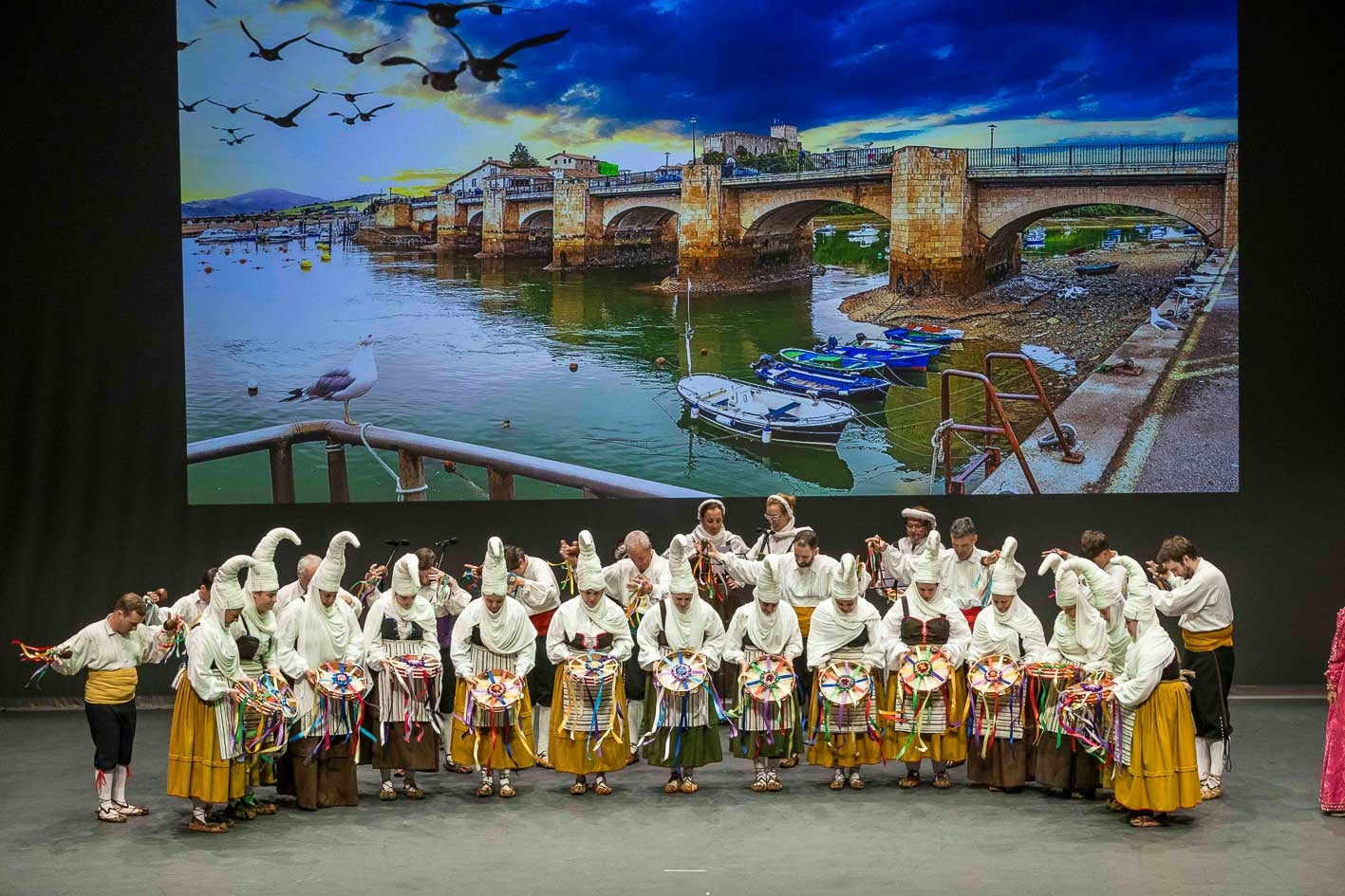 Danza de picayos de la Agrupación Virgen de las Nieves de Tanos para recibir al Rey.