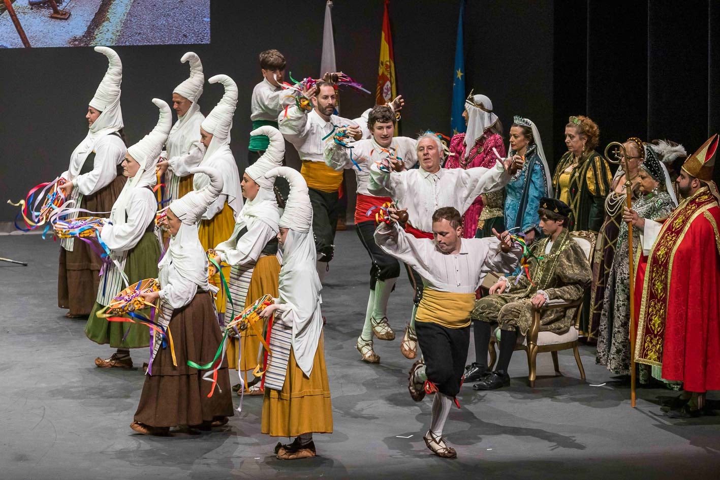 Los danzantes de Tanos junto al monarca y sus cortesanos.