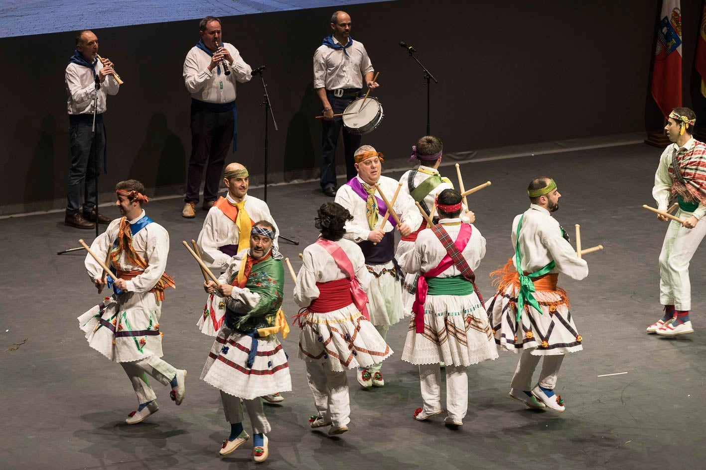 Danza de palillos a cargo del grupo Coros y Danzas de Santander y de los grupos del Valle de Camargo y San Sebastián (Reinosa).