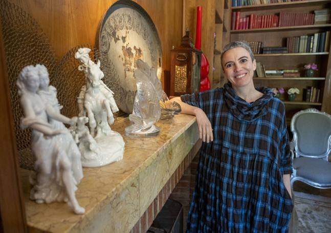 María García Yelo, en la biblioteca del Deluz.