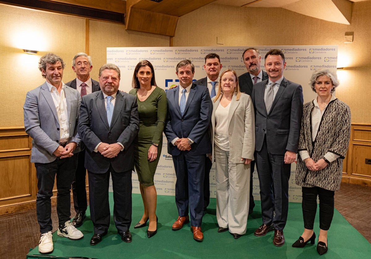 Miembros del colegio junto a representantes políticos asistentes al foro.