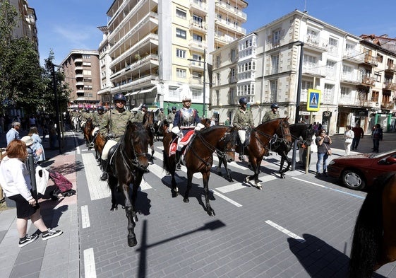 Pasacalle del escuadrón a caballo de la Escolta Real por el centro de Torrelavega.