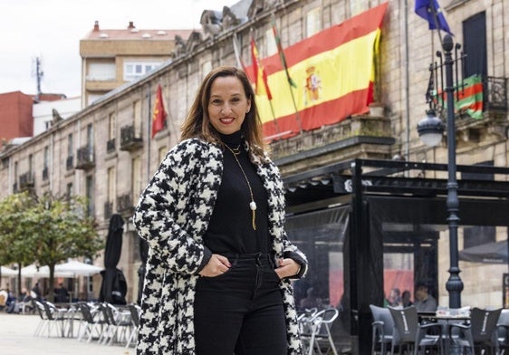 González Barca posa en el Bulevar Demetrio Herrero, frente al Palacio municipal de Torrelavega.