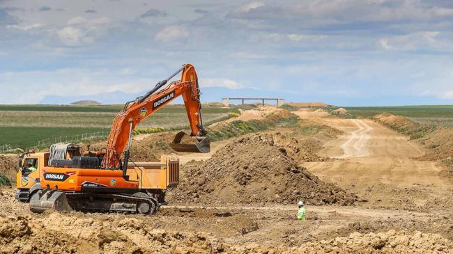 Imagen antes - Las máquinas siguen trabajando, un año después, a la altura de Frómista. Los avances en este punto son evidentes.