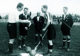 Santiuste (izquierda) intercambia el banderín con el capitán gimnástico, Guillermo Perujo, antes de un partido en 1927.