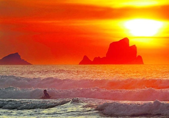 Atardecer desde una de las setenta playas que tiene Cantabria.
