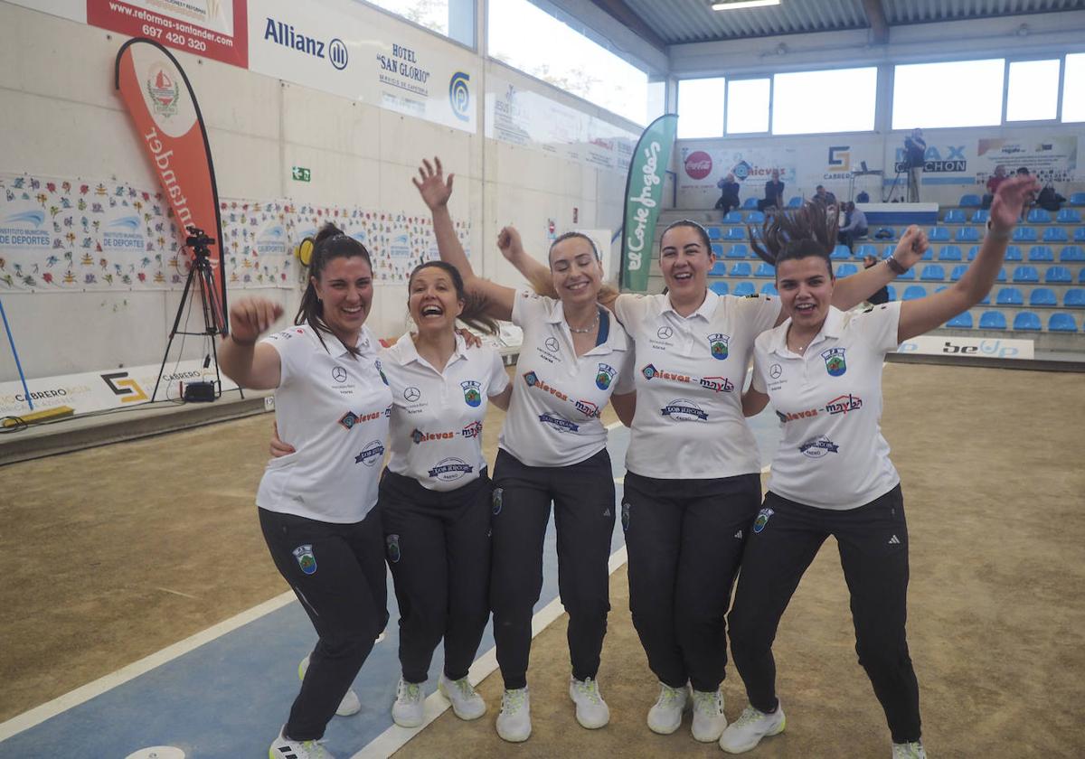 Blanca Gandarillas, Laura Abascal, Naomi Solórzano, Judit Bueno y Andrea Gómez celebran la consecucíon del título.