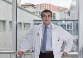 El hepatólogo Javier Crespo, en una imagen de archivo en la que posa en Valdecilla.