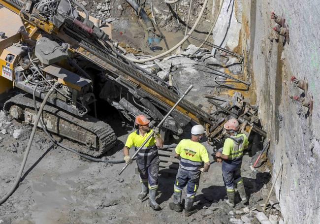 Anclajes. Los muros se sostienen con pilotes verticales y horizontales para mantener la estabilidad del perímetro del recinto.