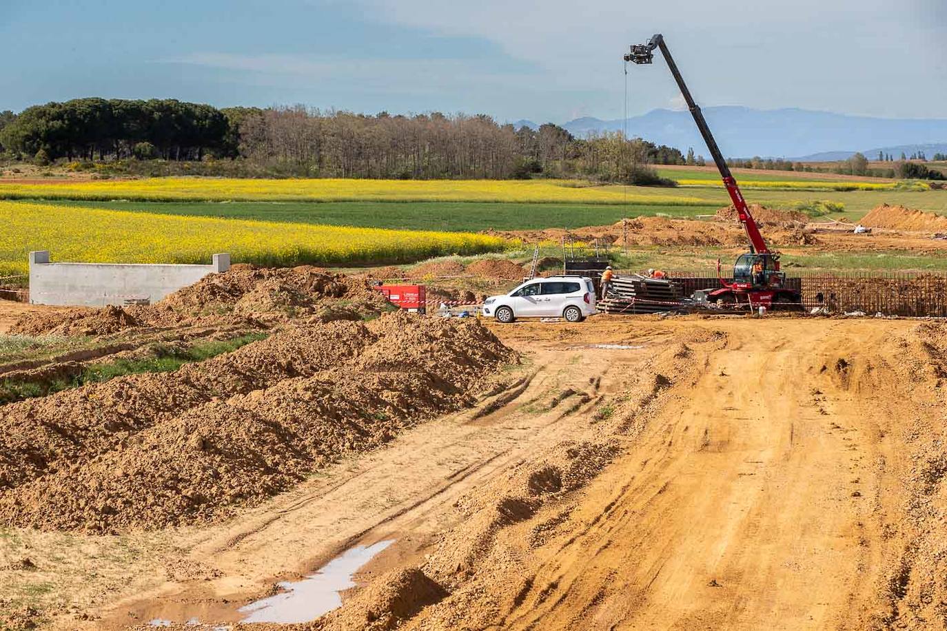 Máquinas en el tramo Osorno-Calahorra de Boedo, uno de los dos más cercanos a Palencia, cuyas obras arrancaron a finales de 2023, más tarde que en los tramos anteriores.