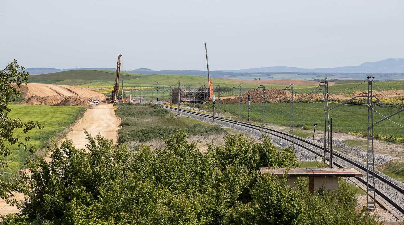 En algunas zonas la futura línea del AVE se junta con la línea convencional de Renfe -a la que pertenece la plataforma ferroviaria que se ve en la imagen- y en otras trascurre más separada.