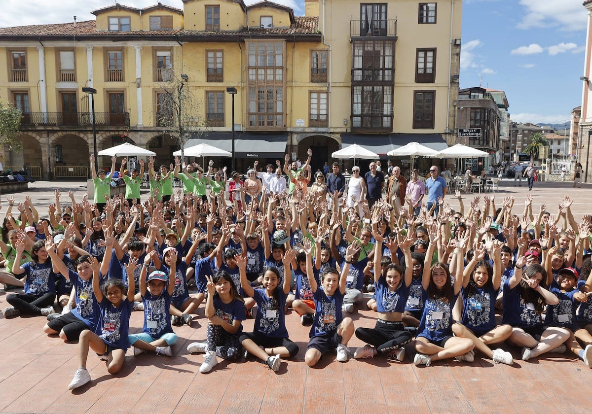 Niños posan en una foto de familia durante la celebración del Campamento Urbano del SOAM, el año pasado, en la plaza Baldomero Iglesias.