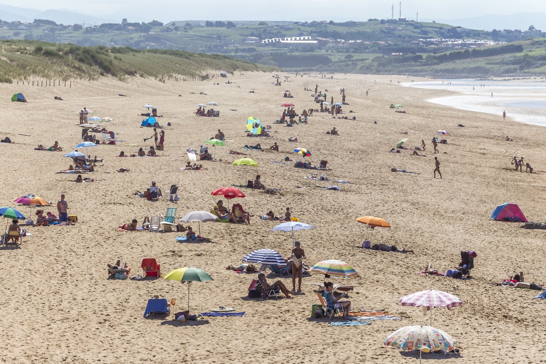 Playa de Valdearenas, en Liencres, un día de verano.