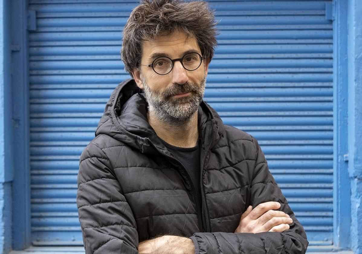 Marcos Díez reúne 25 años de poesía en 'Con sol dentro' y suma el inédito 'Besar la tierra'