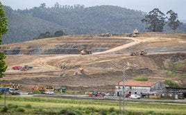 Máquinas y operarios trabajando en la construcción del centro logístico de La Pasiega, en Parbayón