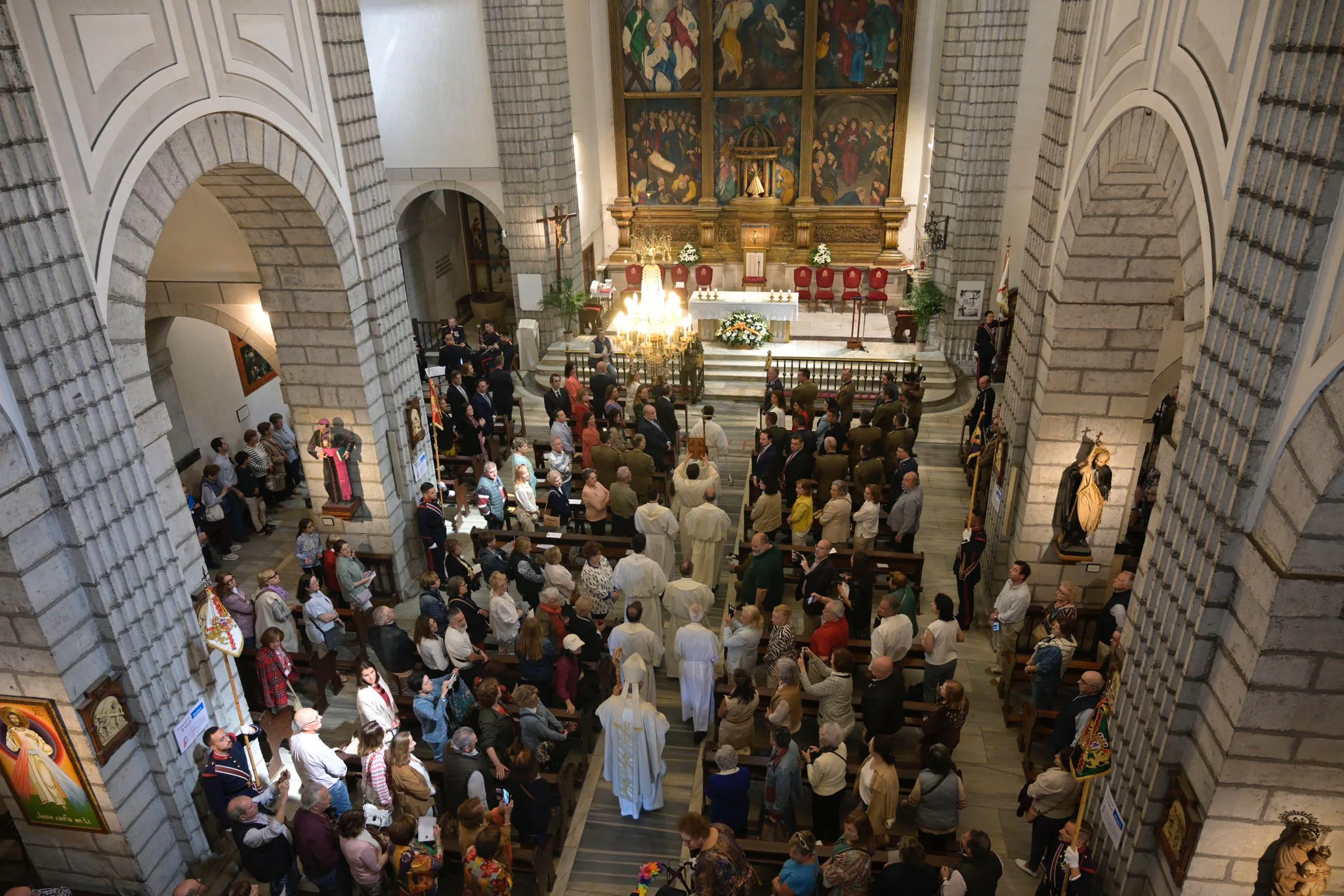 El obispo Arturo Ros se dirige al altar de la iglesia de la Anunciación.