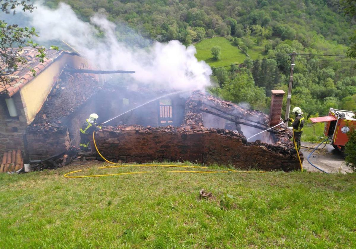 Un hombre sufre quemaduras en la cara y las manos en el incendio de una vivienda en Navedo