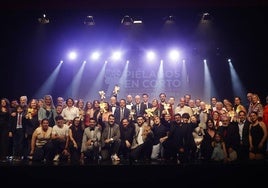 Premiados, autoridades y organizadores del Festival posaron en la tradicional foto de familia al término de la Gala celebrada en el Teatro Vimenor.