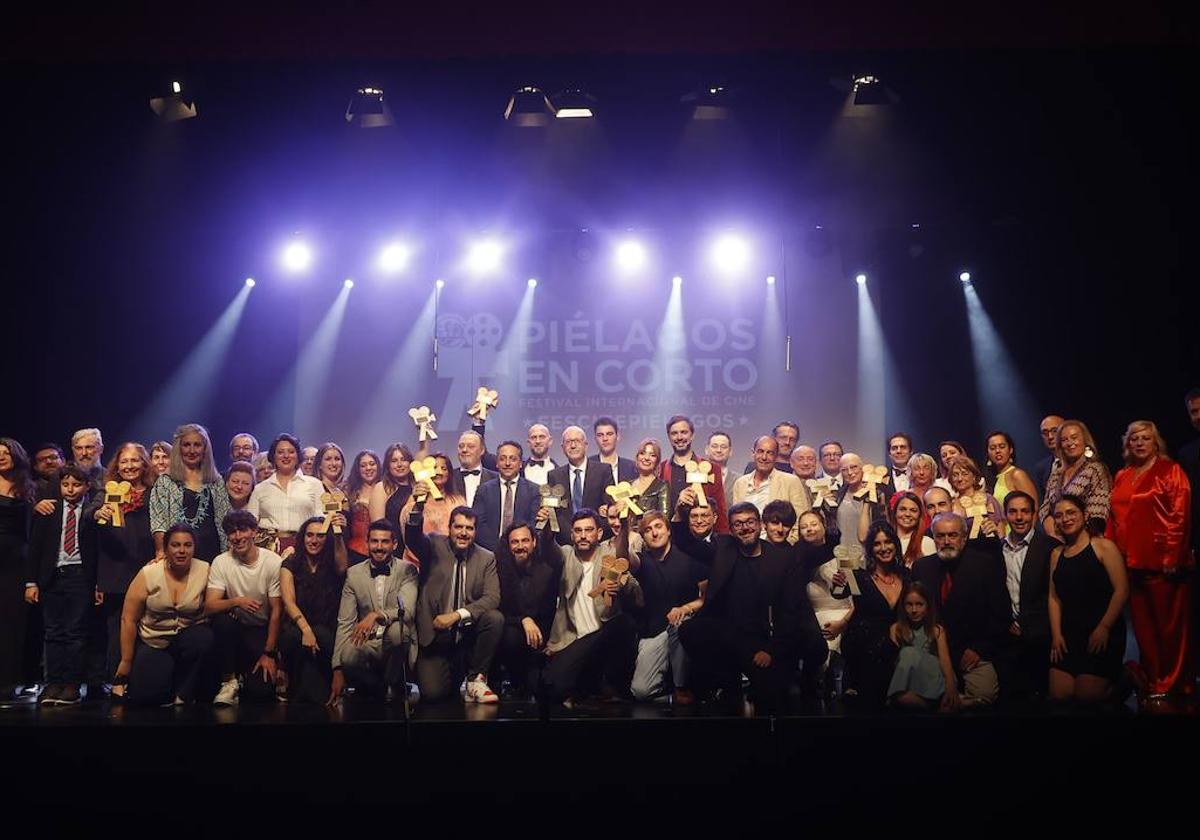 Premiados, autoridades y organizadores del Festival posaron en la tradicional foto de familia al término de la Gala celebrada en el Teatro Vimenor.