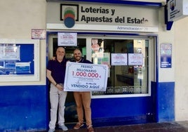 Sergio Díaz, propietario de la Administración, junto a su padre, que también estuvo al frente del negocio.