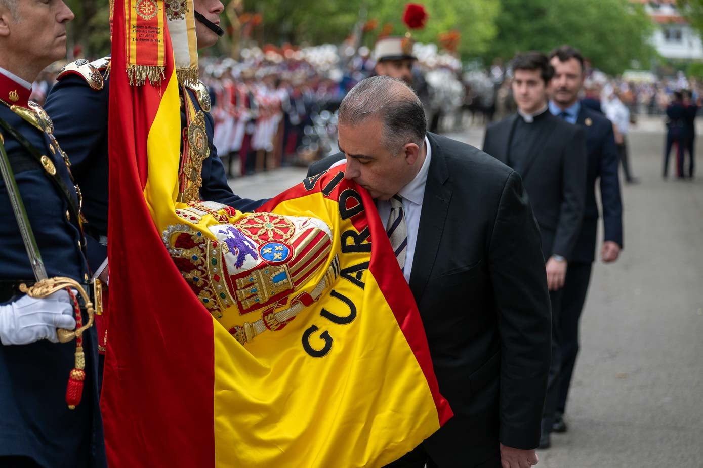 El consejero de Fomento, Roberto Media, jura la bandera.