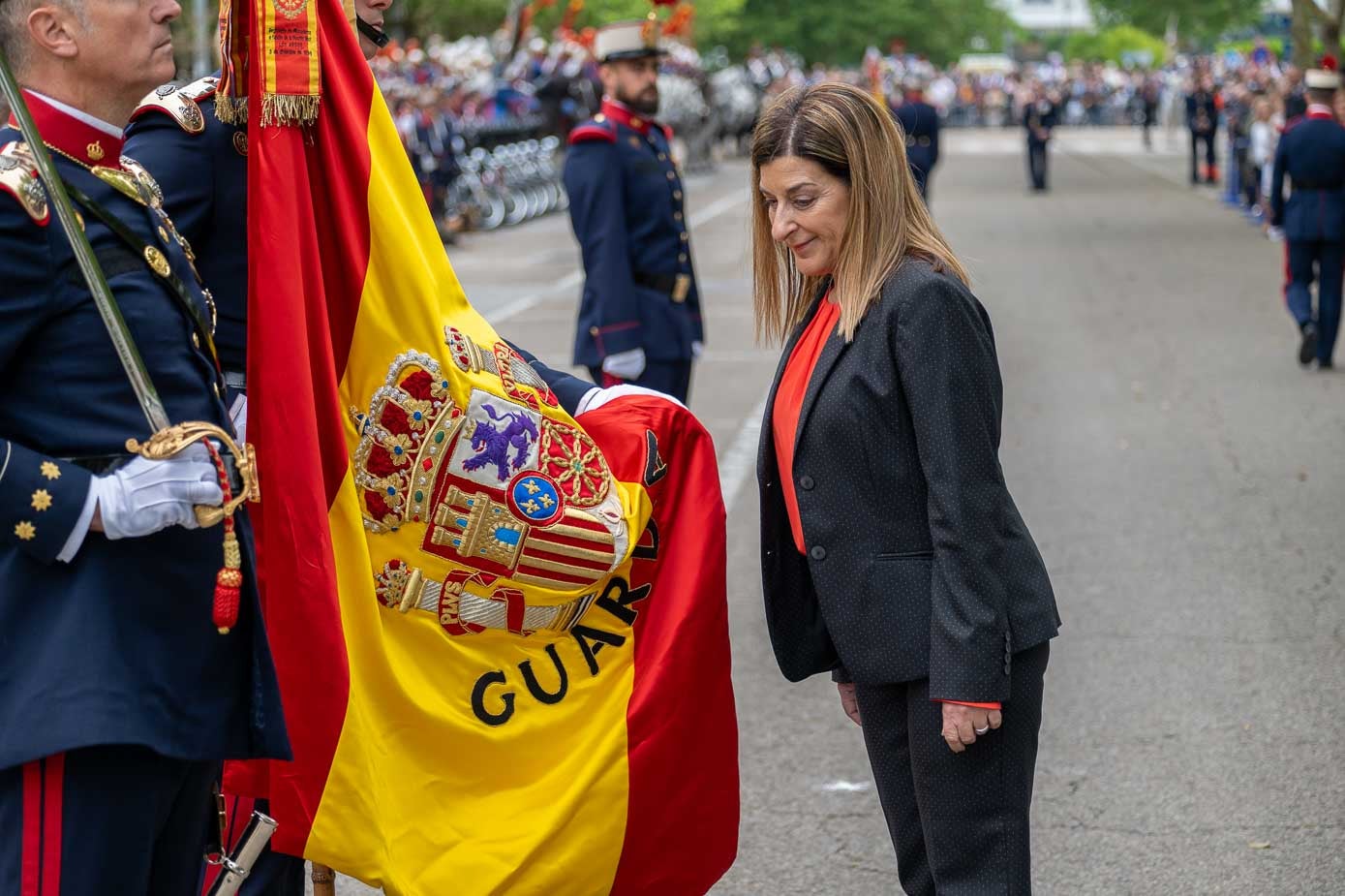 La presidenta de Cantabria, María José Sáenz de Buruaga, jura la bandera.