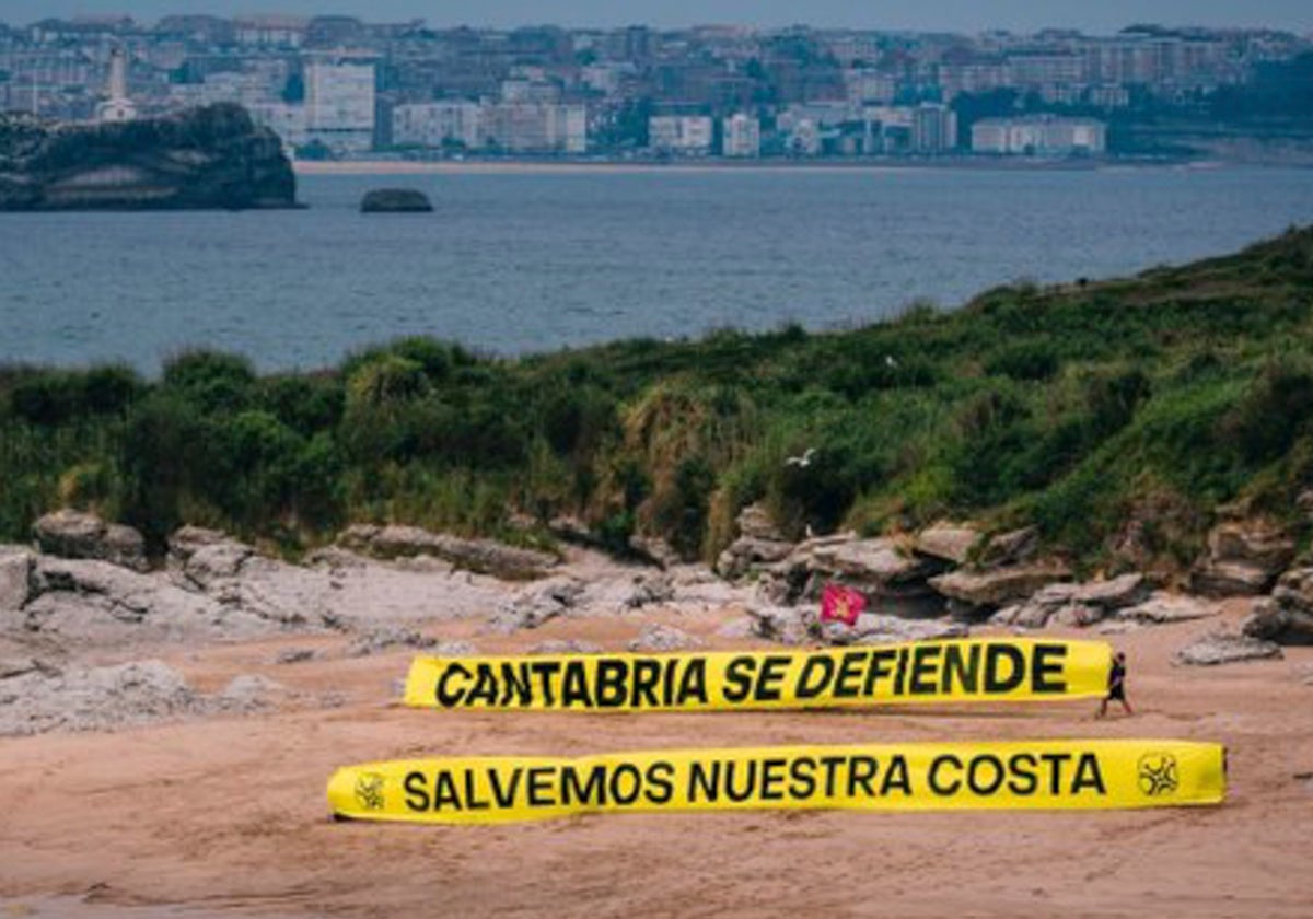 La pancarta gigante se ha desplegado en la isla de Santa Marina, frente a Loredo.