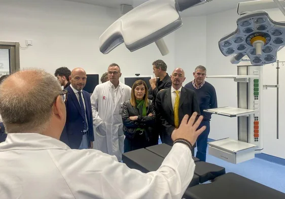 Nuevas instalaciones. La presidenta de Cantabria, junto al consejero de Salud y al gerente de Laredo, durante la visita al bloque quirúrgico.