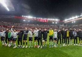 Los futbolistas del Racing saludan al público tras ganar en Gijón al Sporting.