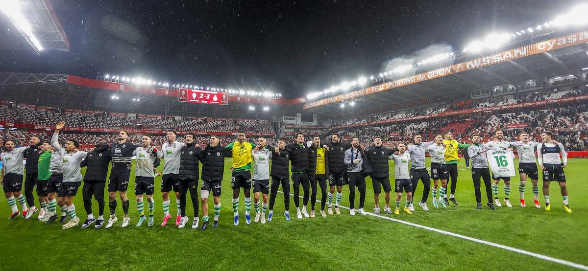 Los futbolistas del Racing saludan al público tras ganar en Gijón al Sporting.