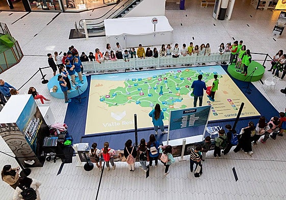 Historia, gastronomía, cultura, medioambiente, localidades, deportes… En total más de 400 preguntas para divertirse y aprender jugando en familia en un tablero de más de 50 metros cuadrados.