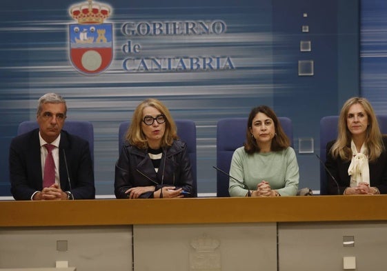 De izquierda a derecha, el director general de Turismo, Gustavo Cubero; la consejera de Cultura, Turismo y Deporte, Eva Guillermina Fernández; la subdirectora general de Turismo, Elena Sedes, y la secretaria general de la Consejería, Carolina Juániz.