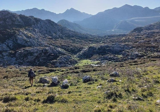 Lo mejor del Jascal no son sólo sus privilegiadas vistas hacia los tres macizos de los Picos de Europa, Ponga, el Sueve o el Cuera: el camino para llegar a él discurre por terrenos únicos y mágicos, cargados de piedra, verdes, vida salvaje e historia de Asturias