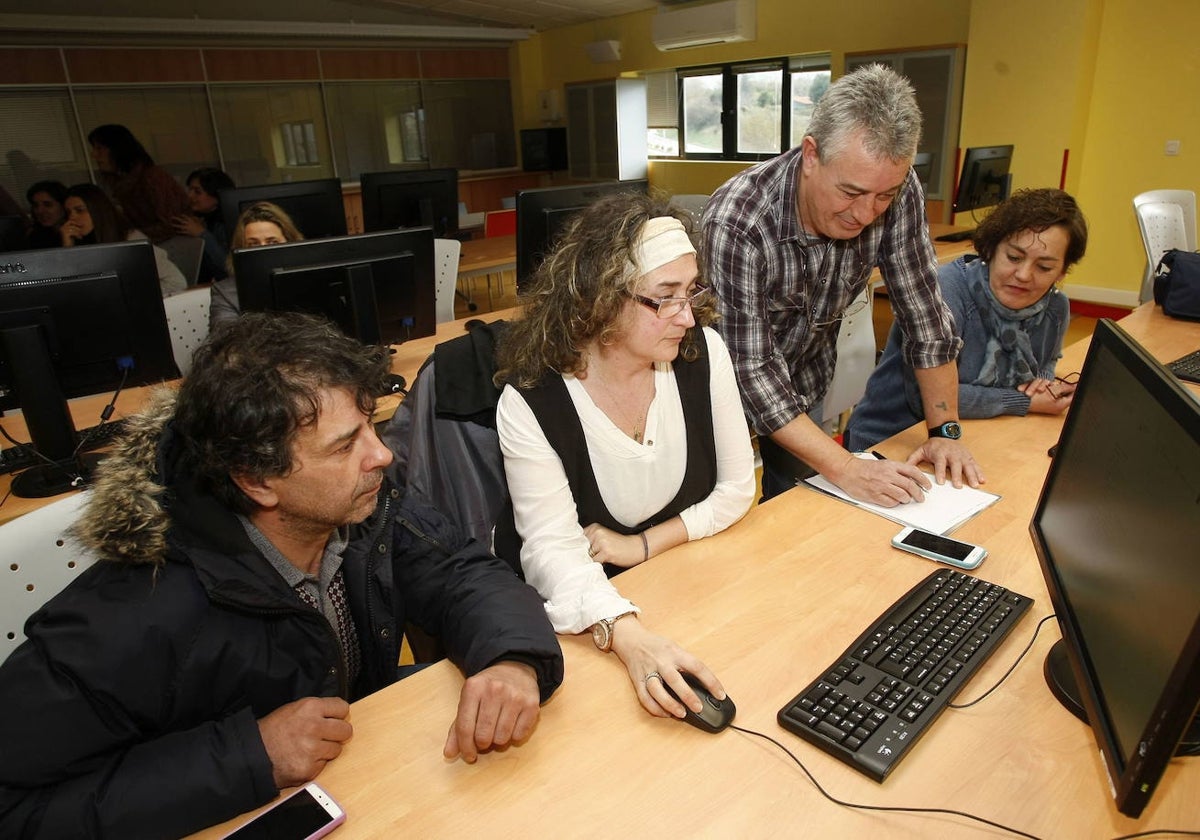 Participantes en una lanzadera de empleo de Torrelavega.