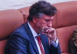 Cristóbal Palacio, en un pleno del Parlamento de Cantabria.