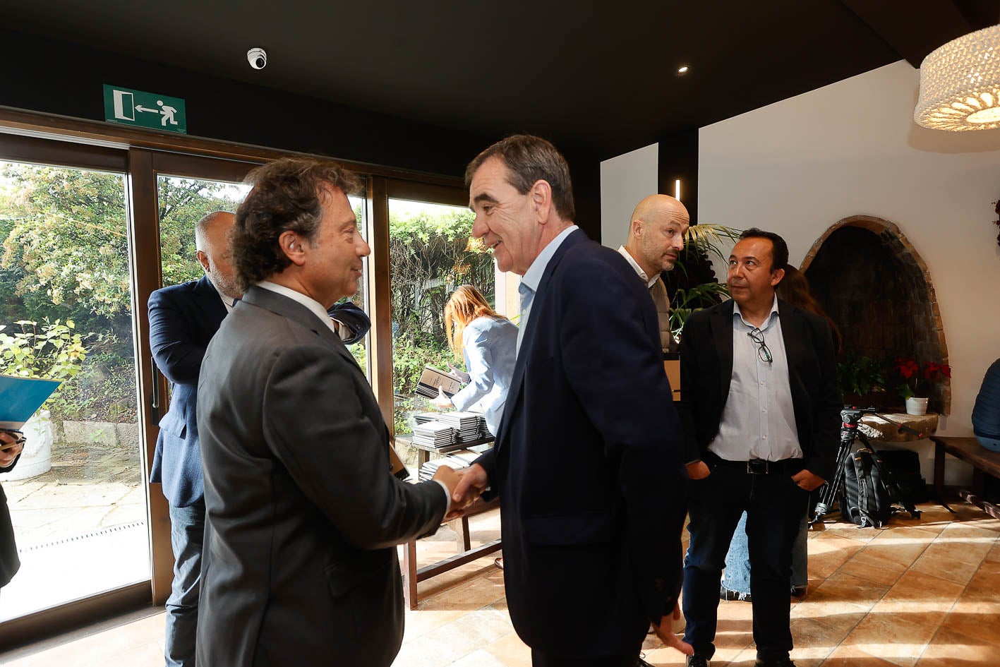 El director general de El Diario, Ignacio Pérez, saluda al consejero de Desarrollo Rural, Pablo Palencia.