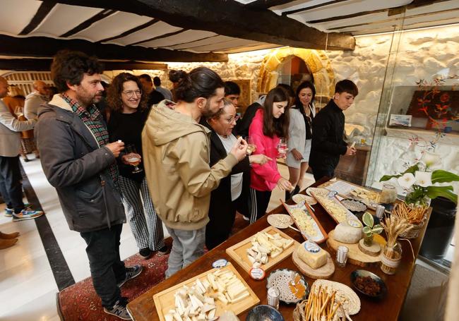 A mediodía llegó la hora de probar las recetas y, por supuesto, las tablas de queso.