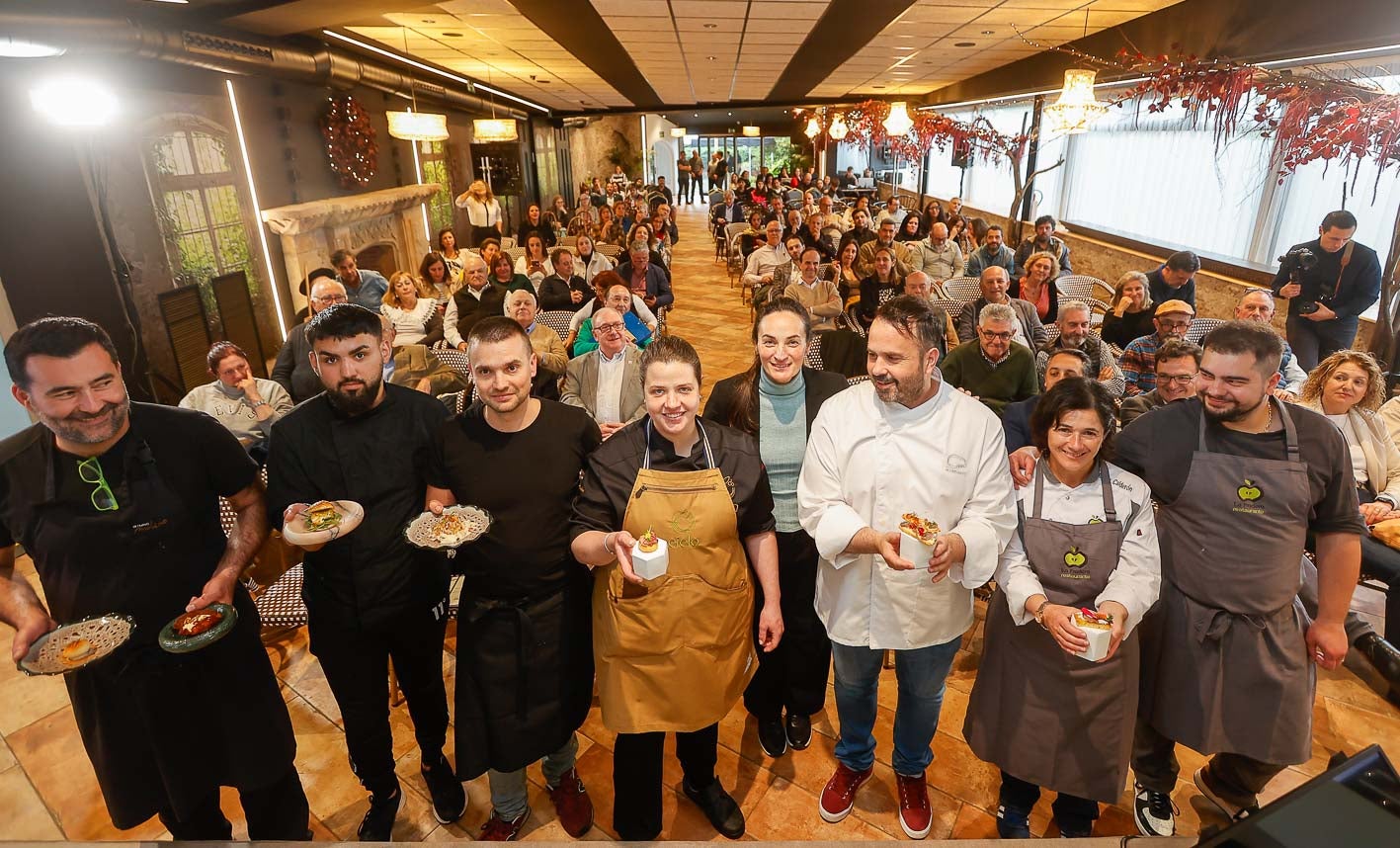 Foto de familia de todos los cocineros tras la degustación del cóctel. 