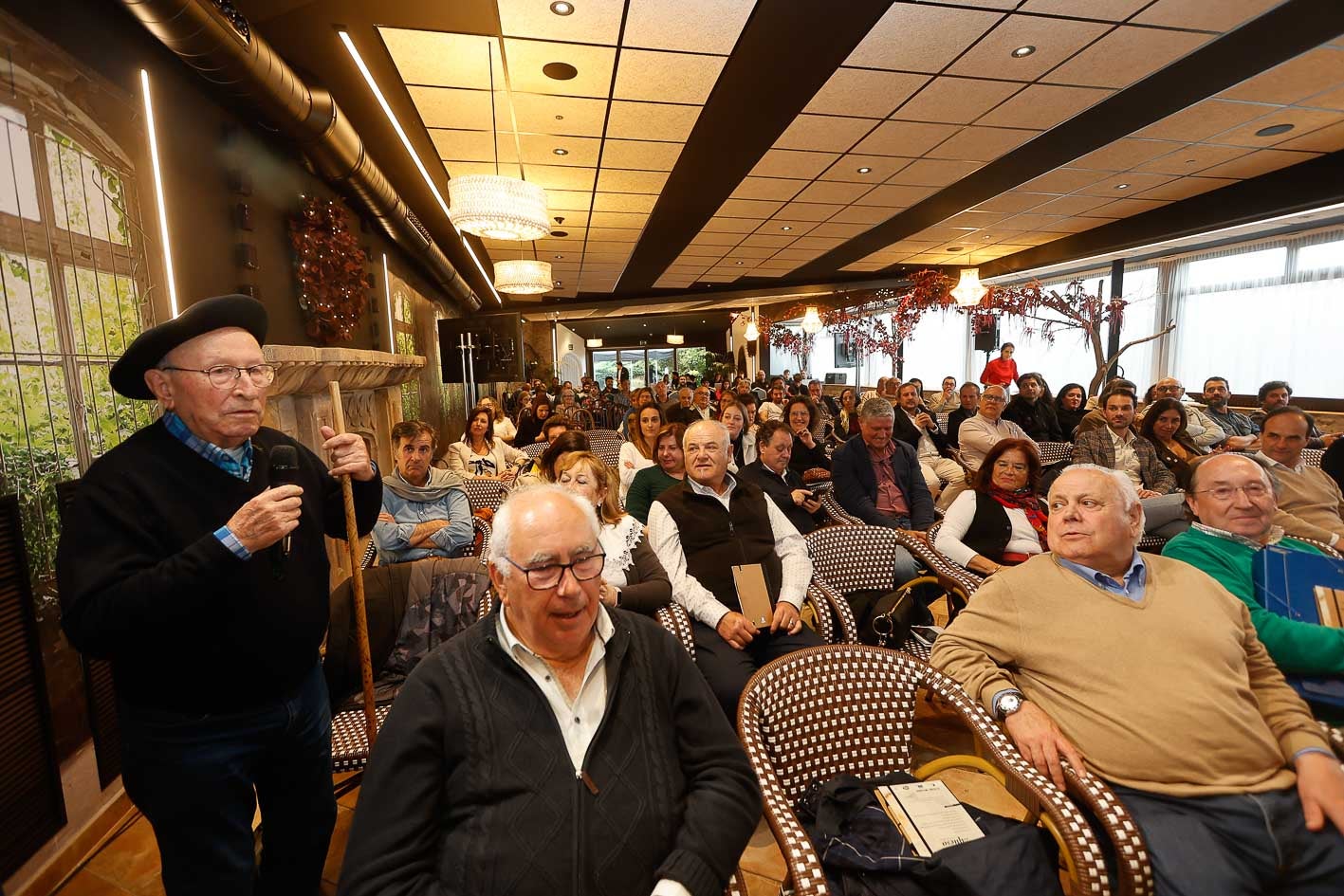 Zacarías Puente, a la izquierda de la imagen, gran divulgador y amante de los quesos, junto a otros veteranos que no han querido faltar a la cita. 