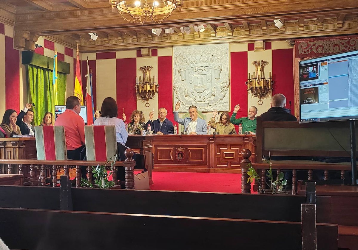 El equipo de gobierno del PP votando a favor a uno de los reconocimientos pendientes de pago en el pleno celebrado este martes.