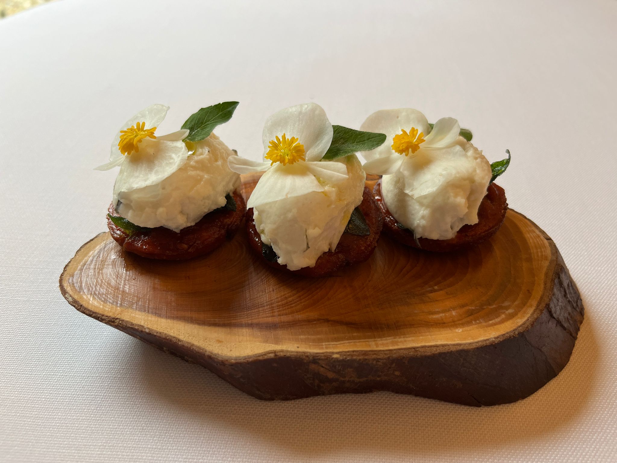 Torto con crema de queso de cabra Río Deva. Pincho ganador elaborado por Alicia Seco Somavilla. 