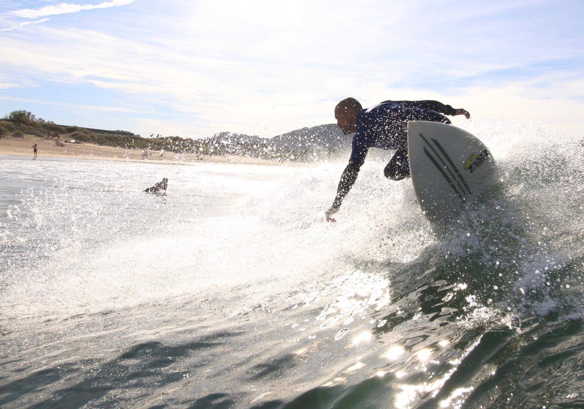 Surfistas en la playa de Ris.