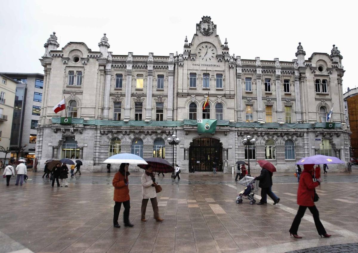 Imagen secundaria 1 - El Ayuntamiento con banderas del Racing, en 2008 y en 2017.